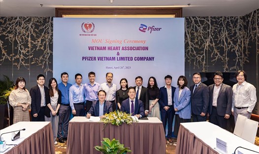 Pfizer và Hội Tim Mạch học Việt Nam ký kết hợp tác triển khai dự án “Sức khỏe Tim mạch cộng đồng”. Ảnh: Doanh nghiệp cung cấp