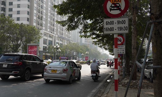 Biển cấm xe taxi trên đường Lê Văn Lương sẽ được dỡ bỏ. Ảnh: Phạm Đông