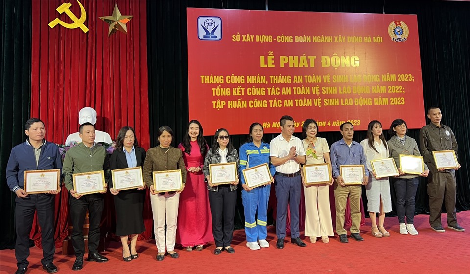 Khen thưởng các cá nhân có thành tích xuất sắc trong công tác an toàn vệ sinh lao động trong năm 2022. Ảnh: CĐCS