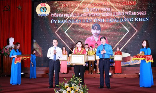 Lãnh đạo Uỷ ban nhân dân tỉnh, Liên đoàn Lao động tỉnh trao Bằng khen  cho công nhân tiêu biểu. Ảnh: Nguyễn Huyền