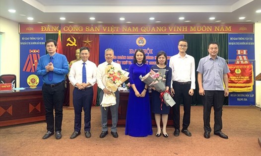 Ông Phạm Hoài Phương - Chủ tịch Công đoàn Giao thông Vận tải Việt Nam (ngoài cùng bên trái) tặng hoa chúc mừng Ban Chấp hành Công đoàn cơ sở nhiệm kỳ 2023-2028. Ảnh: Công đoàn GTVTVN