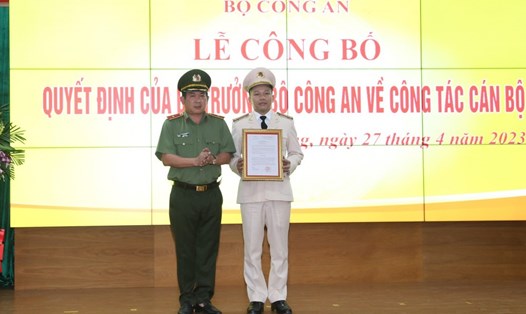 Thiếu tướng Đinh Văn Nơi trao Quyết định của Bộ trưởng Bộ Công an điều động và bổ nhiệm đối với Trung tá Phạm Văn Dũng. Ảnh: Công an Quảng Ninh