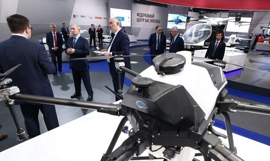 Tổng thống Nga Vladimir Putin thăm triển lãm của các nhà sản xuất và vận hành hệ thống máy bay không người lái tại khu công nghiệp Rudnevo ở Mátxcơva ngày 27.4. Ảnh: Sputnik