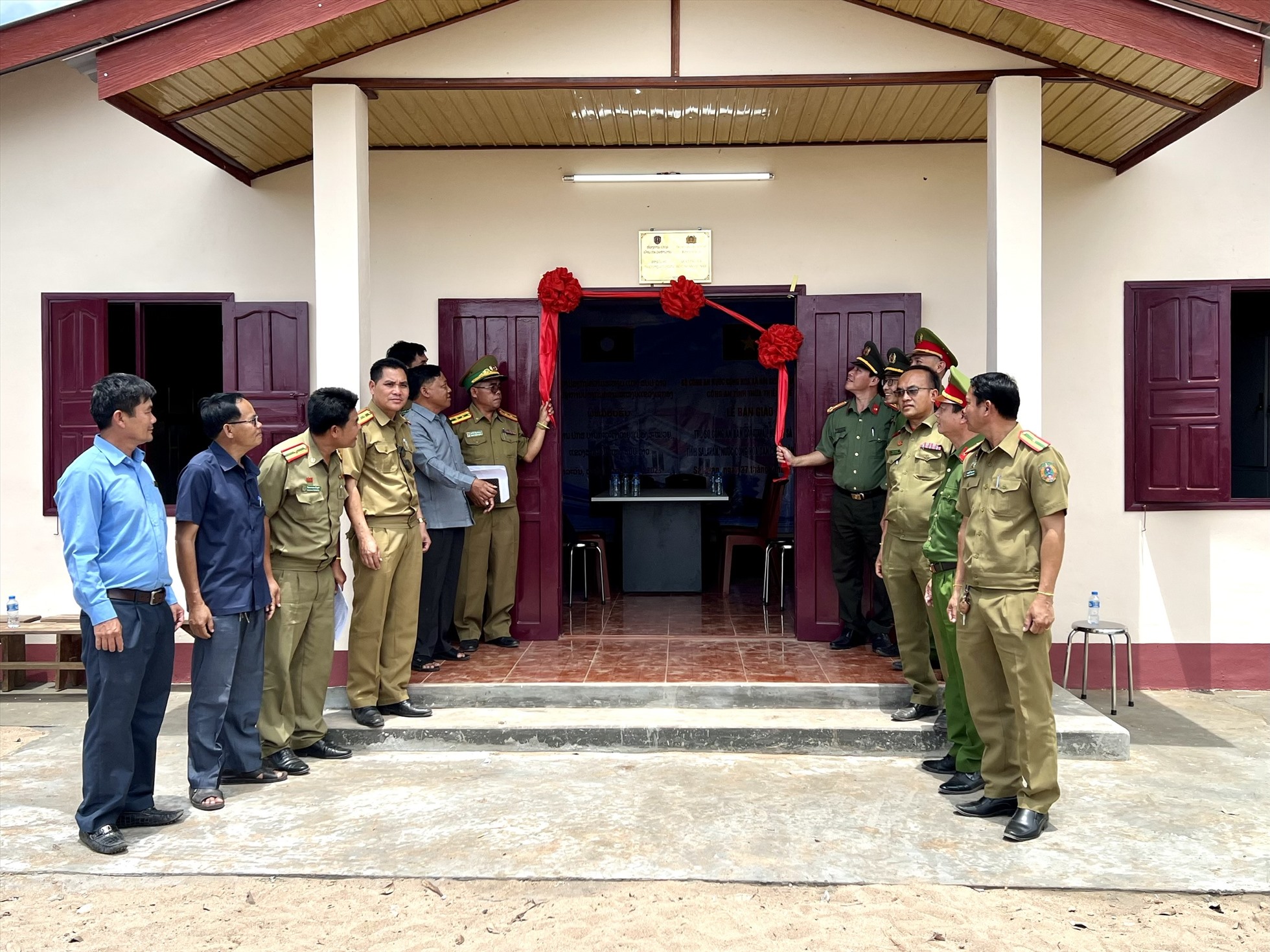 Đại diện các bên dự lễ khánh thành trụ sở làm việc cho công an nước bạn Lào. Ảnh: Công an cung cấp.