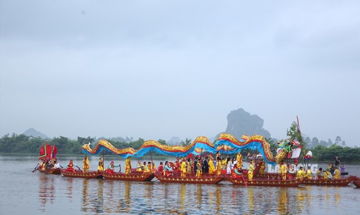 Nghi lễ lấy nước tại Lễ hội Hoa Lư (Ninh Bình) năm 2023 được thực hiện giữa dòng sông Hoàng Long. Ảnh: Diệu Anh