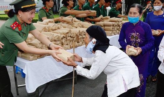 Ban Quản lý Lăng phục vụ bánh mì, nước uống miễn phí cho khách tham quan ngày 19.5.2020.