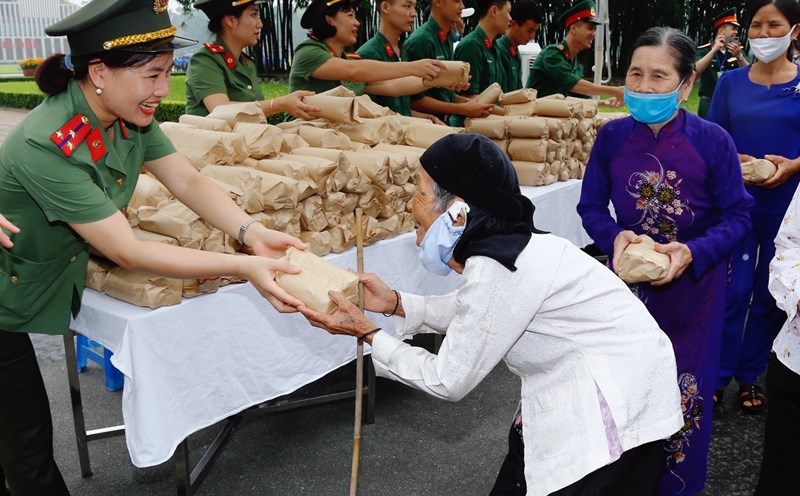 Ban Quản lý Lăng phục vụ bánh mì, nước uống miễn phí cho khách tham quan ngày 19.5.2020.