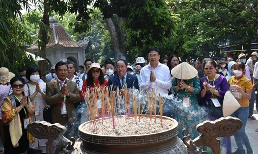 Thứ trưởng Phạm Quang Hiệu (áo trắng, thứ tư từ phải) cùng đoàn kiều bào tham dự Giỗ Tổ Hùng Vương năm 2023. Ảnh: BNG