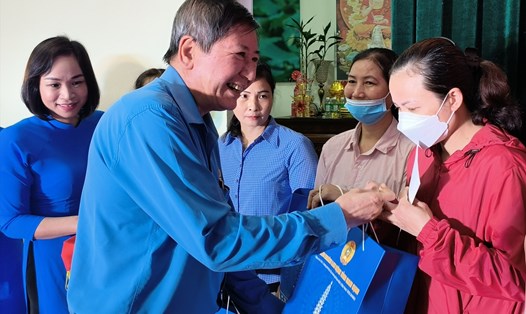 Phó Chủ tịch Thường trực Tổng LĐLĐVN Trần Thanh Hải trao quà cho công nhân lao động có hoàn cảnh khó khăn tỉnh Nam Định. Ảnh: Trung Du