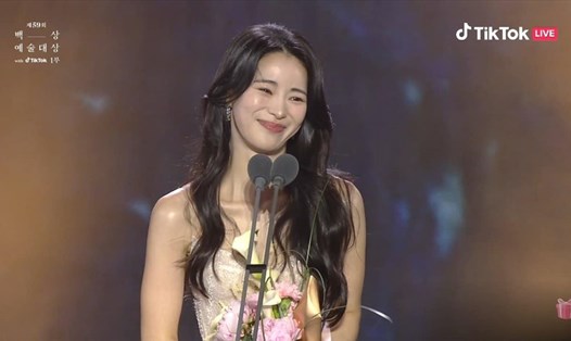 Lim Ji Yeon nhận giải Nữ phụ xuất sắc nhất phim truyền hình. Ảnh: Baeksang.official