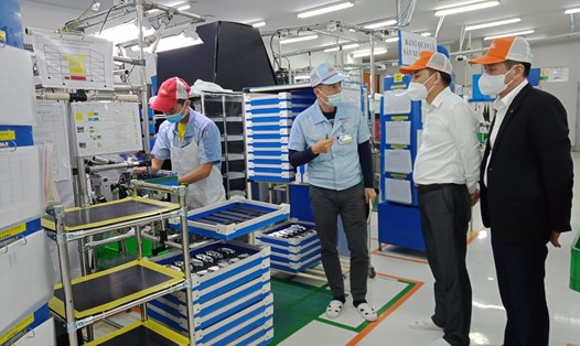 Lãnh đạo LĐLĐ thành phố Hà Nội thăm CNLĐ tại dây chuyền sản xuất (ảnh minh hoạ). Ảnh: Ngọc Ánh