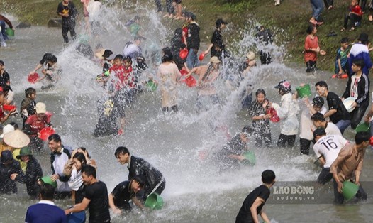 Phần thi té nước là điểm nhấn quan trọng trong Lễ hội "Then Kin Pang" tại Lai Châu. Ảnh: Thanh Bình
