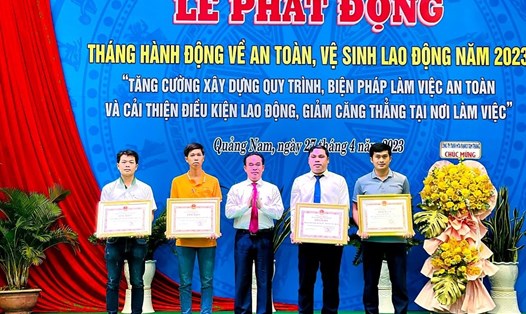 Lãnh đạo Quảng Nam trao bằng khen cho doanh nghiệp có thành tích xuất sắc trong công tác đảm bảo an toàn, vệ sinh lao động. Ảnh: Công đoàn Quảng Nam