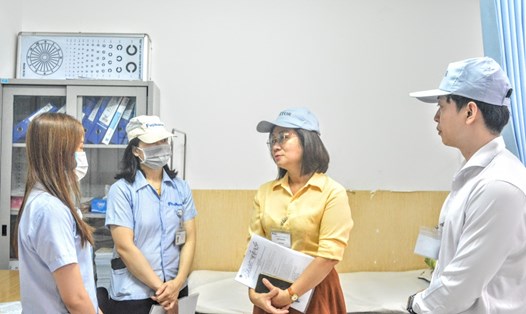 Bà Đinh Thị Thanh Hà, Phó Chủ tịch LĐLĐ thành phố Đà Nẵng (thứ 2 từ phải) khảo sát tại 3 doanh nghiệp được lắp đặt Cabin vắt, trữ sữa. Ảnh: Trà Vân