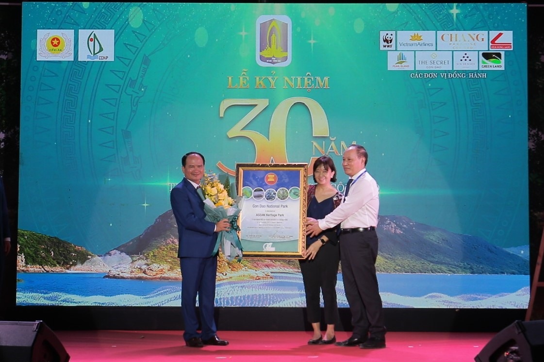 Ông Nguyễn Khắc Pho - Giám đốc Vườn Quốc gia Côn Đảo tiếp nhận giấy chứng nhận Vườn di sản ASEAN. Ảnh: Khánh Lâm