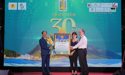 Ông Nguyễn Khắc Pho - Giám đốc Vườn Quốc gia Côn Đảo tiếp nhận giấy chứng nhận Vườn di sản ASEAN. Ảnh: Khánh Lâm