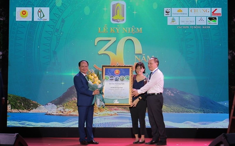Ông Nguyễn Khắc Pho - Giám đốc Vườn Quốc gia Côn Đảo tiếp nhận giấy chứng nhận Vườn di sản ASEAN. Ảnh: Khánh Lâm