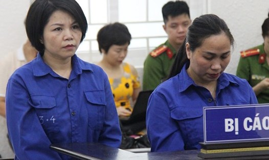Bị cáo Nguyễn Thị Vững và Nguyễn Thị Vân (từ trái qua). Ảnh: Quang Việt