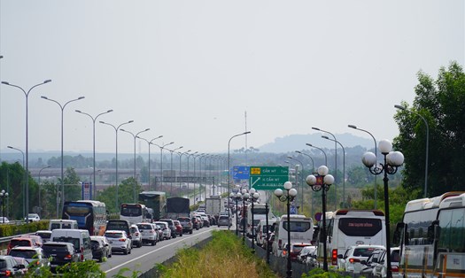 Kẹt xe kéo dài trên cao tốc TPHCM - Long Thành - Dầu Giây chờ nhập vào cao tốc Phan Thiết - Dầu Giây. Ảnh: Hà Anh Chiến