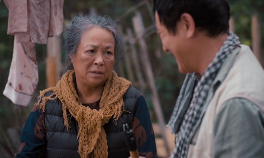 NSƯT Thanh Quý trong một cảnh phim đóng cùng Hoàng Hải ở "Cuộc đời vẫn đẹp sao". Ảnh: Đoàn phim cung cấp