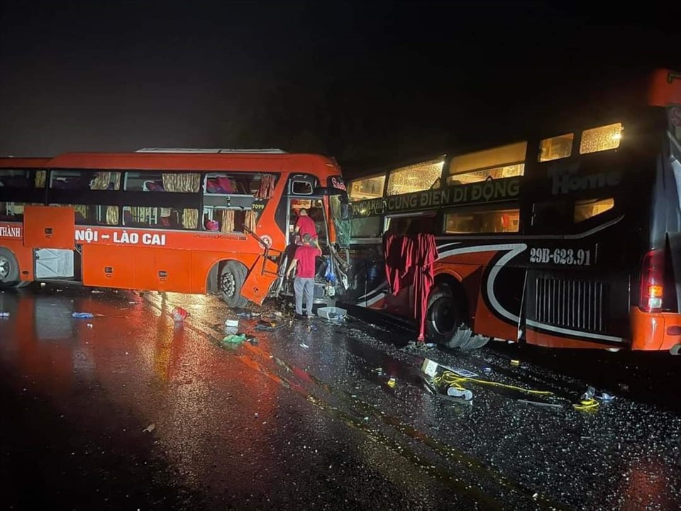 Hiện trường vụ tai nạn giao thông sáng sớm nay trên cao tốc Nội Bài - Lào Cai, địa phận tỉnh Yên Bái. Ảnh: Chụp màn hình Facebook