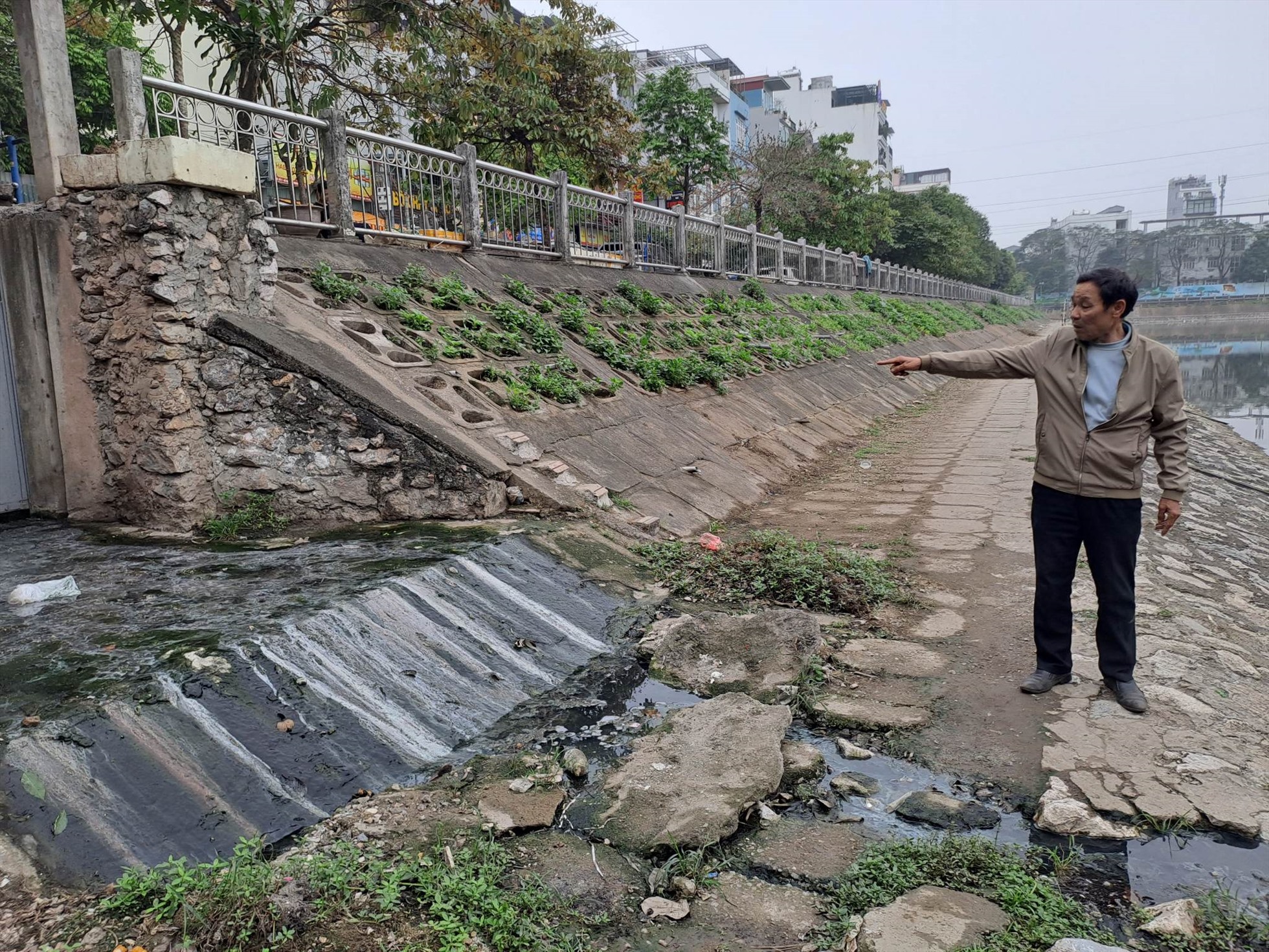 Nước thải vẫn xả xuống hồ điều hòa Hạ Đình. Ảnh: Minh Hạnh