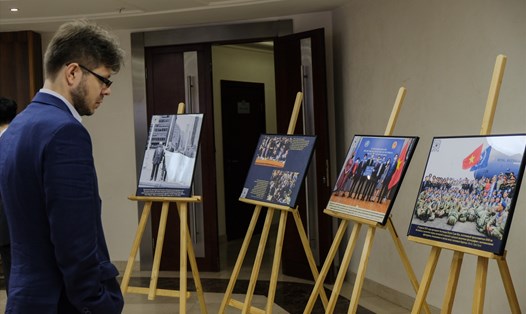 Khách tham quan xem triển lãm ảnh Ngày Việt Nam tại  Đại học Quan hệ quốc tế Moscow (MGIMO). Ảnh: Thùy Ân