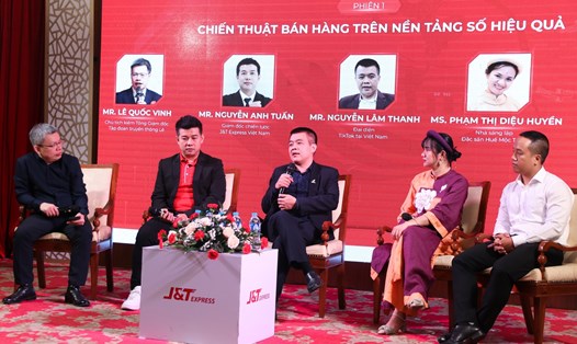 Các diễn giả trao đổi tại hội thảo. Ảnh: Nguyễn Luân.