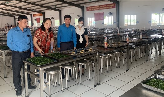 Lãnh đạo Công đoàn ngành Dệt may Hà Nội thăm bếp ăn tập thể của Công ty May xuất khẩu Đại  Nghĩa. Ảnh: Tiến Thanh