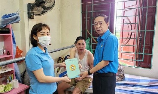 Lãnh đạo Liên đoàn Lao động quận Thanh Xuân trao hỗ trợ cho gia đình anh Dũng nhân dịp Tháng Công nhân. Ảnh: CĐCS