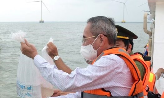 Bí thư Tỉnh ủy Bạc Liêu tham gia thả giống thủy sản xuống biển tại huyện Đông Hải, tỉnh Bạc Liêu nhằm tái tạo nguồn lợi thủy sản. Ảnh: Nhật Hồ