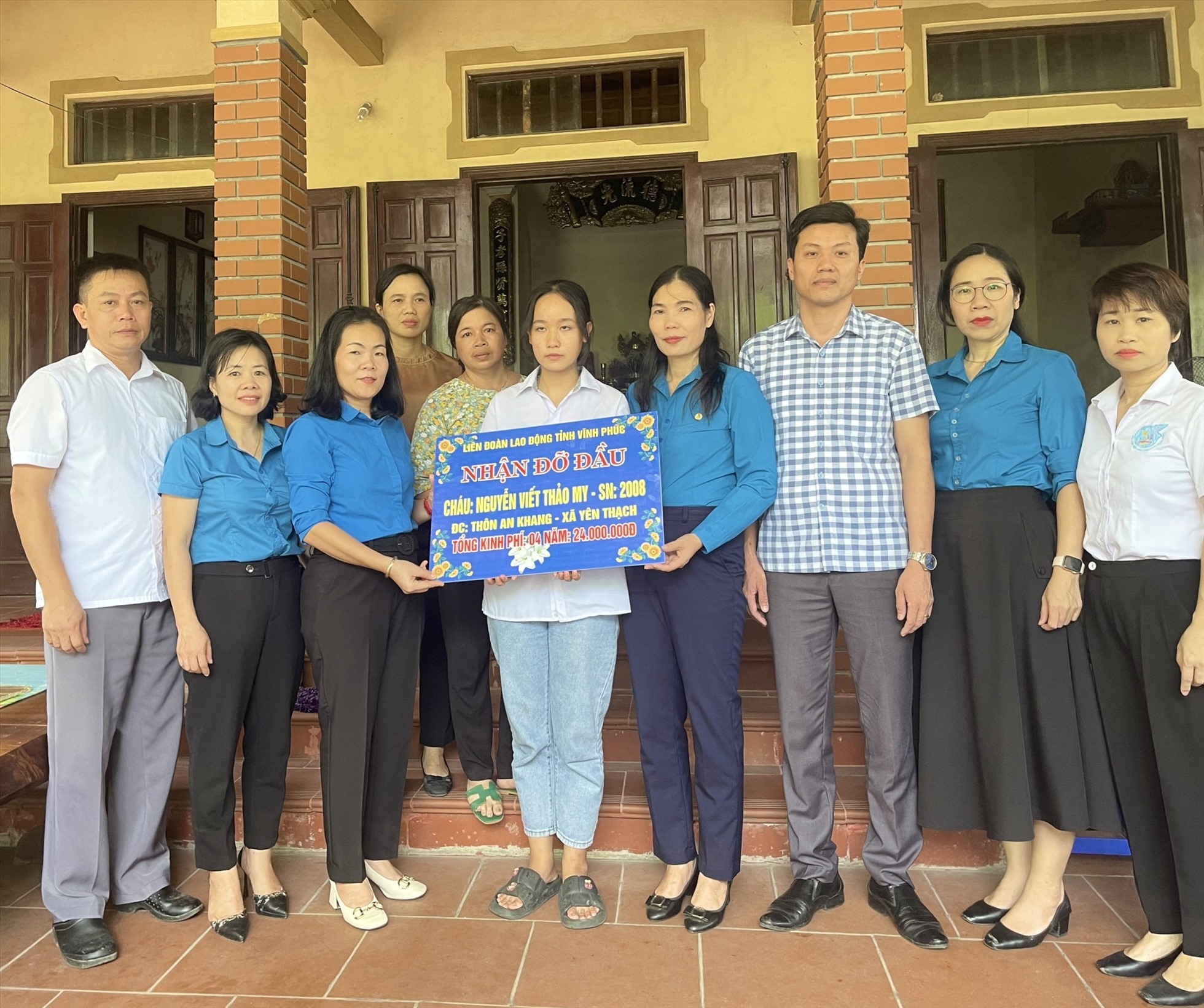 LĐLĐ tỉnh Vĩnh Phúc đỡ đầu em Nguyễn Viết Thảo My, ở thôn An Khang, xã Yên Thạch, huyện Sông Lô. Ảnh: LĐLĐ tỉnh Vĩnh Phúc