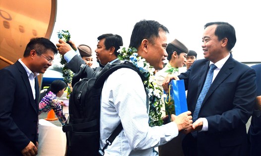 Chủ tịch UBND tỉnh Cà Mau Huỳnh Quốc Việt chào đón nhũng vị khách đầu tiên đáp chuyến bay thẳng từ Hà Nội về Cà Mau. Ảnh: Nhật Hồ