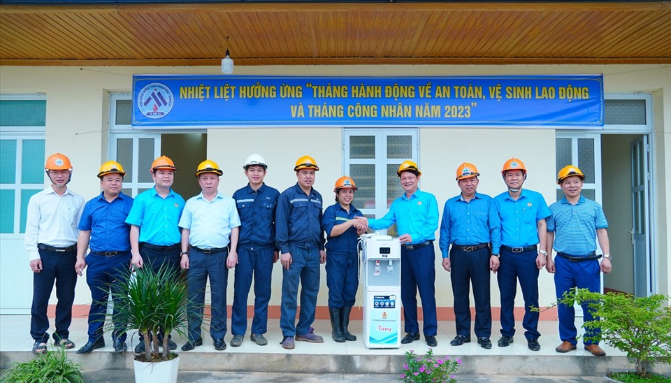 Lãnh đạo LĐLĐ tỉnh Thái Nguyên (bên phải) trao tặng máy lọc nước cho người lao động. Ảnh: Nguyễn Ninh