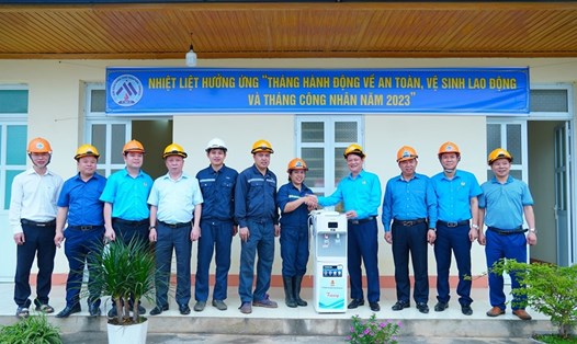 Lãnh đạo LĐLĐ tỉnh Thái Nguyên (bên phải) trao tặng máy lọc nước cho người lao động. Ảnh: Nguyễn Ninh