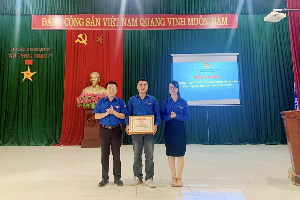 Huyện đoàn Hương Khê tặng giấy khen cho anh Quyết. Ảnh: Hương Khê.