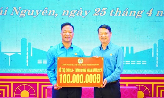 Ông Phạm Việt Dũng - Chủ tich LĐLĐ tỉnh Thái Nguyên (bên phải) đã trao 100 triệu đồng hỗ trợ Tháng Công nhân cho Công đoàn các Khu công nghiệp tỉnh. Ảnh: Công đoàn Thái Nguyên