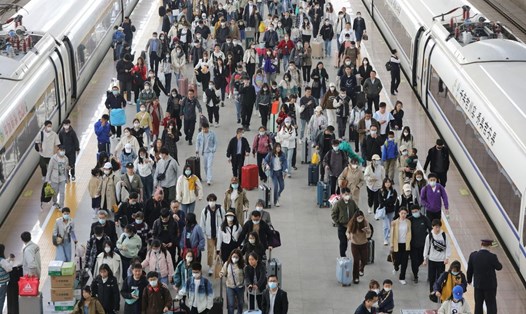 Hành khách tại nhà ga Đông Từ Châu ở Từ Châu, tỉnh Giang Tô, miền Đông Trung Quốc, ngày 29.4. Ảnh: Xinhua