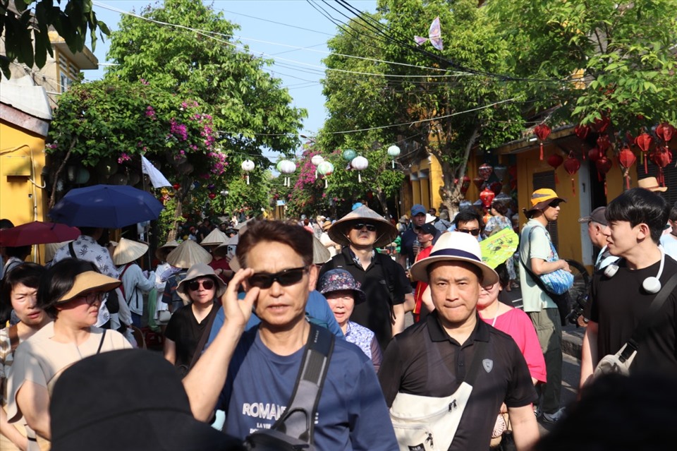 Thời tiết Hội An nắng nóng khoảng 30 độ C, phố cổ vẫn là tâm điểm du lịch trong những ngày đầu nghỉ lễ 30.4 - 1.5.