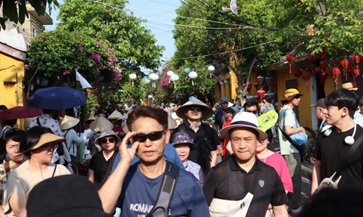 Thời tiết Hội An nắng nóng khoảng 30 độ C, phố cổ vẫn là tâm điểm du lịch trong những ngày đầu nghỉ lễ 30.4 - 1.5.