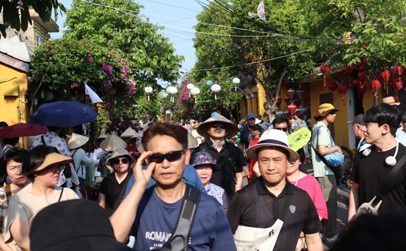 Thời tiết Hội An nắng nóng khoảng 30 độ C, phố cổ vẫn là tâm điểm du lịch trong những ngày đầu nghỉ lễ 30.4 - 1.5.