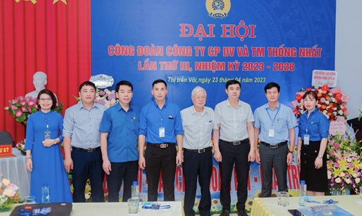 Đại biểu chụp ảnh lưu niệm tại Đại hội Công đoàn Công ty Cổ phần Dịch vụ và Thương mại Thống Nhất. Ảnh: LĐLĐ huyện Lạng Giang