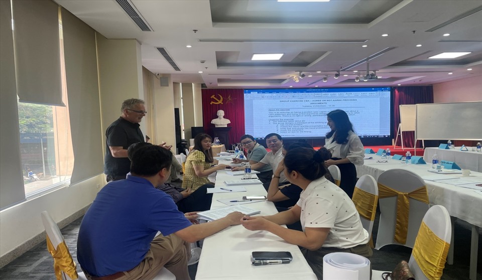 Cán bộ Công đoàn Công Thương Việt Nam và chuyên gia trao đổi về thương lượng, ký kết thoả ước lao động tập thể. Ảnh: Hiền Trang