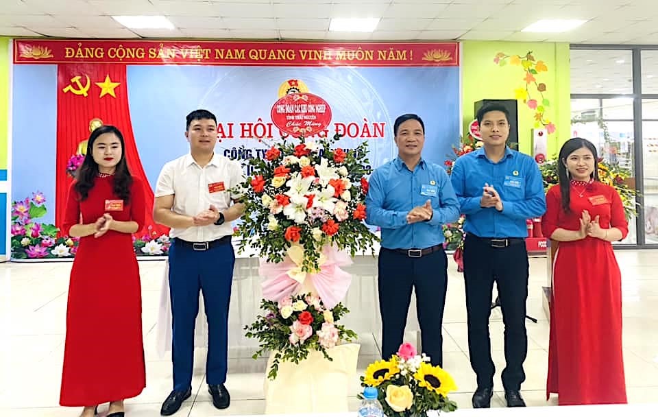 Ông Dương Văn Thái - Chủ tịch Công đoàn các khu công nghiệp tỉnh Thái Nguyên (thứ 3, từ phải sang) - tặng hoa chúc mừng đại hội công đoàn cơ sở. Ảnh: Công đoàn Thái Nguyên