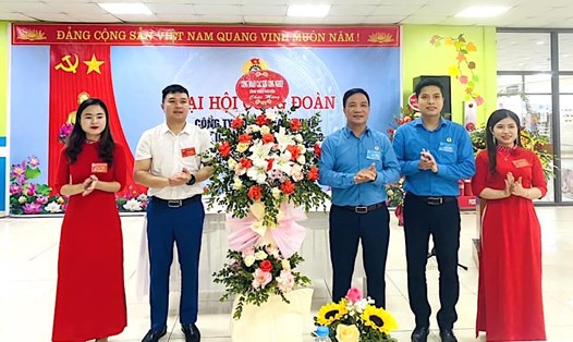 Ông Dương Văn Thái - Chủ tịch Công đoàn các khu công nghiệp tỉnh Thái Nguyên (thứ 3, từ phải sang) - tặng hoa chúc mừng đại hội công đoàn cơ sở. Ảnh: Công đoàn Thái Nguyên
