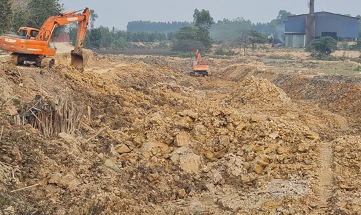 Hiện trường khai thác đất sét trái phép tại Dự án cải tạo, nâng cấp kênh tiêu Ngòi Tó (huyện Yên Phong). Ảnh: Trần Tuấn