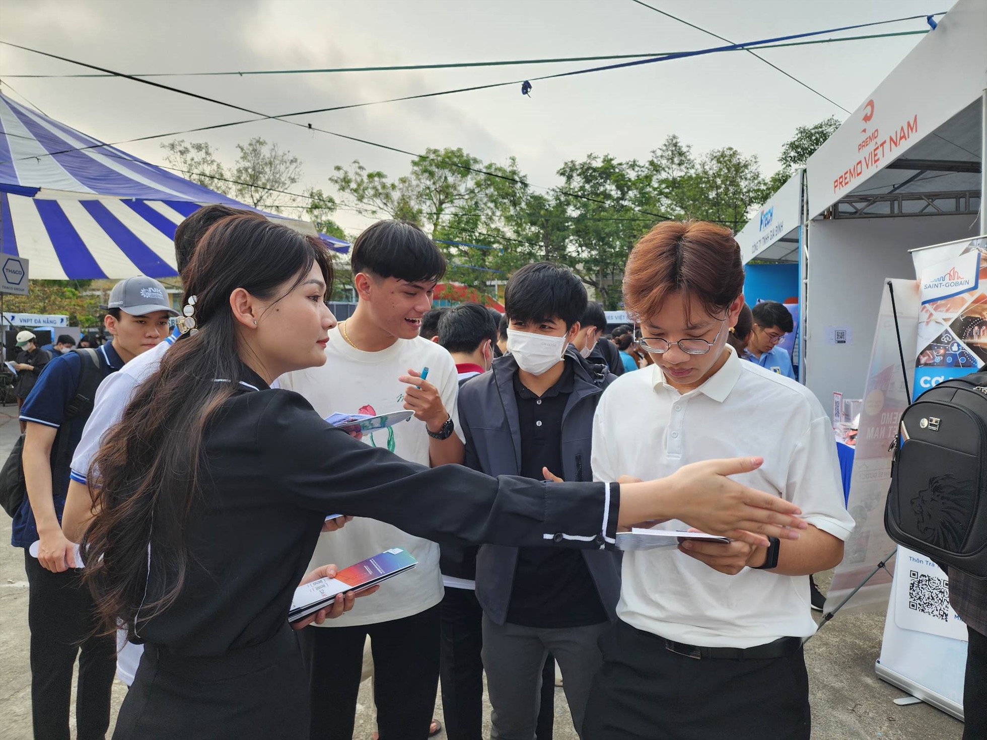 Trường đại học và doanh nghiệp kết nối, đưa việc làm về với sinh viên. Ảnh: Thùy Trang