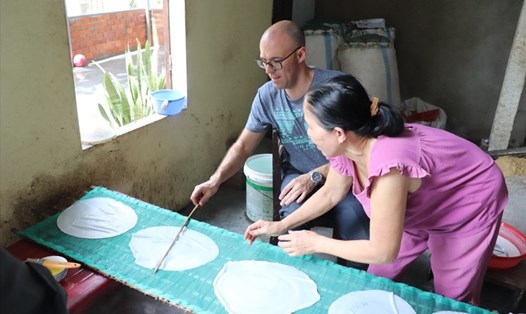 Bà Võ Thị An (phải) đón khách tìm hiểu về mì Quảng tại lò mì ở thôn Hạ Mỹ (xã Duy Vinh, huyện Duy xuyên, tỉnh Quảng Nam. Ảnh: Nguyễn Linh