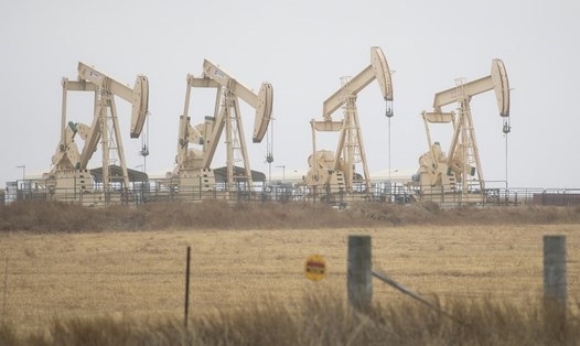 Giàn khoan dầu hoạt động ở Three Rivers, Texas, Mỹ. Ảnh: Xinhua