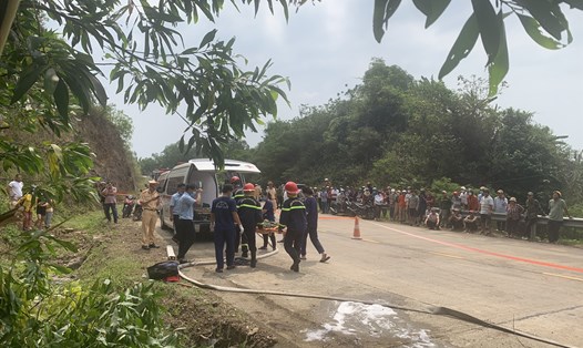 Phú Yên: Xe chở dưa hấu lật úp vào vách núi khiến 4 người tử vong, 5 người bị thương. Ảnh: Hoài Luân